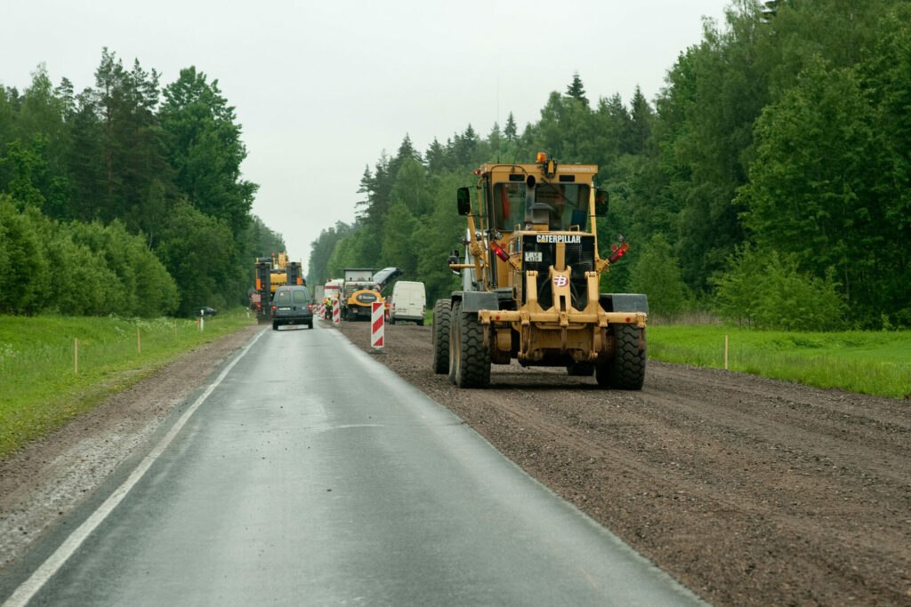 Uz reģionālā autoceļa Valka–Rūjiena atjaunos segumu no Kārķiem līdz Naukšēniem