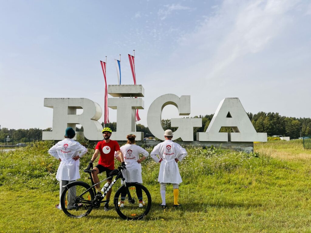 20 dienas apkārt Latvijai: dakteris klauns dodas velomaratonā, lai atbalstītu bērnus slimnīcās visā valstī