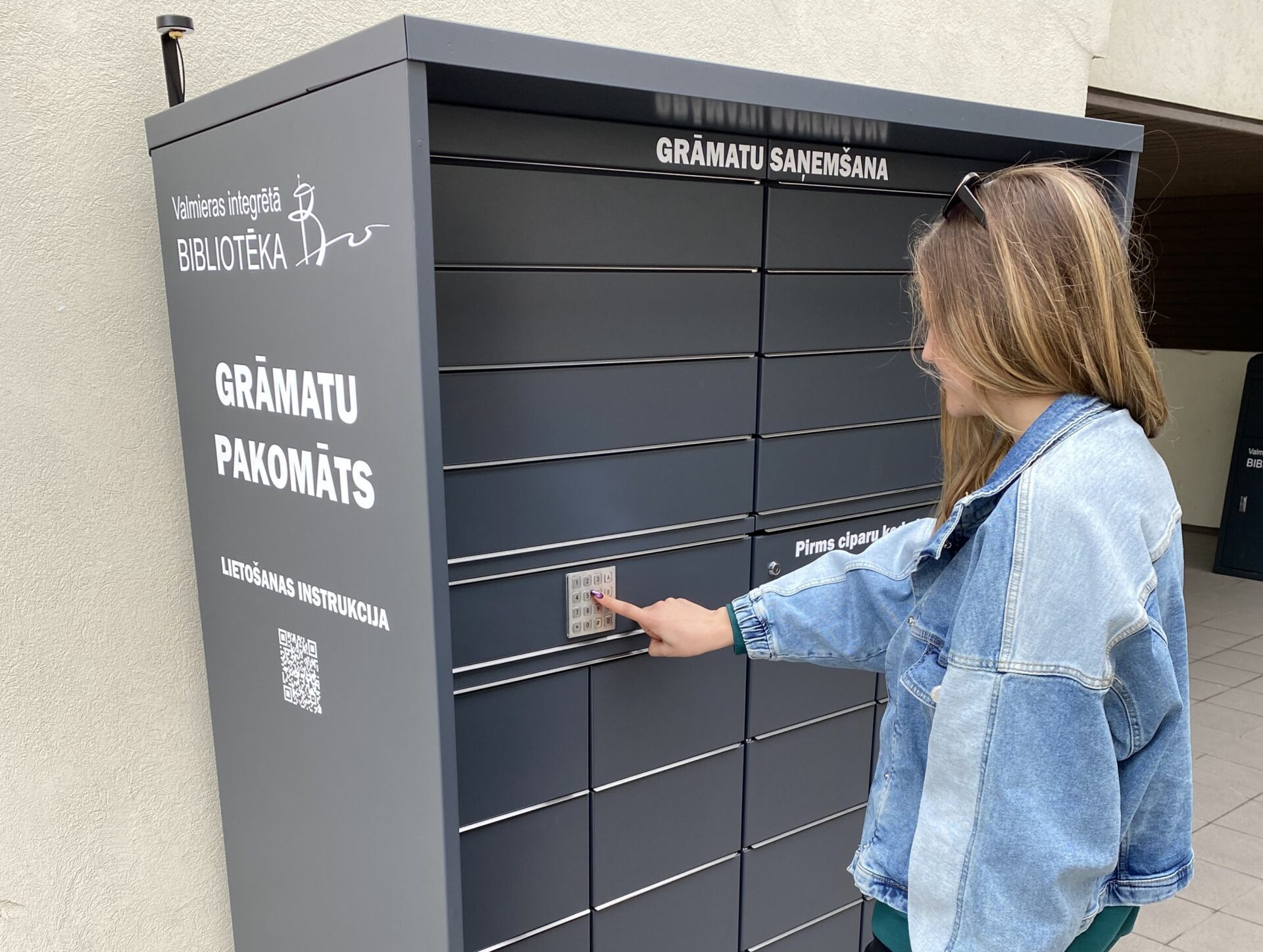 Turpinot attīstīt klientiem nepieciešamos pakalpojumus arī ārpus bibliotēkas darba laika, ikvienam ērtā diennakts stundā pie Valmieras integrētās bibliotēkas ieejas ir pieejams grāmatu pakomāts bibliotēkas grāmatu un citu iespieddarbu saņemšanai.