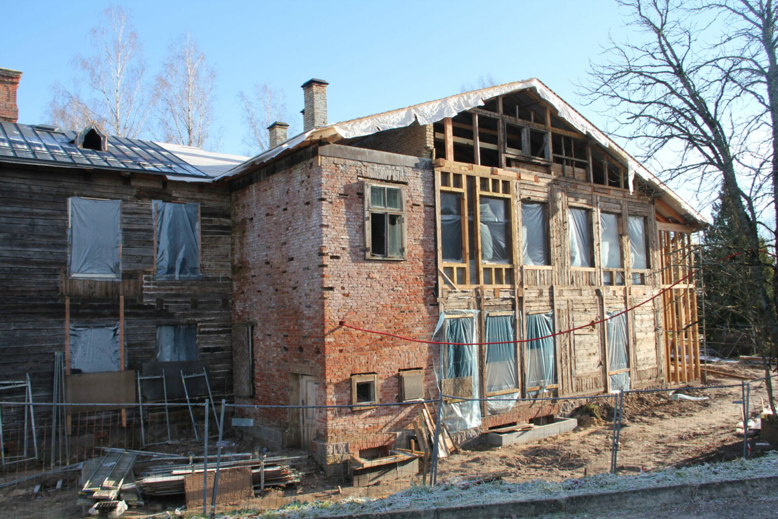 Rūjienas bijušās slimnīcas ēka atjaunošanas procesā