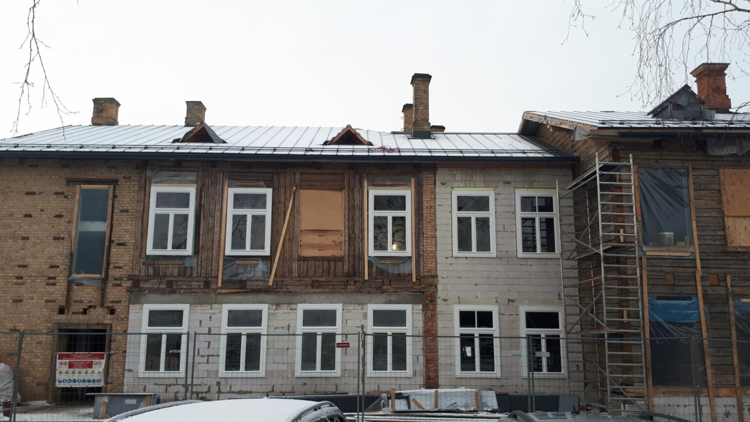 Rūjienas bijušās slimnīcas ēka atjaunošanas procesā