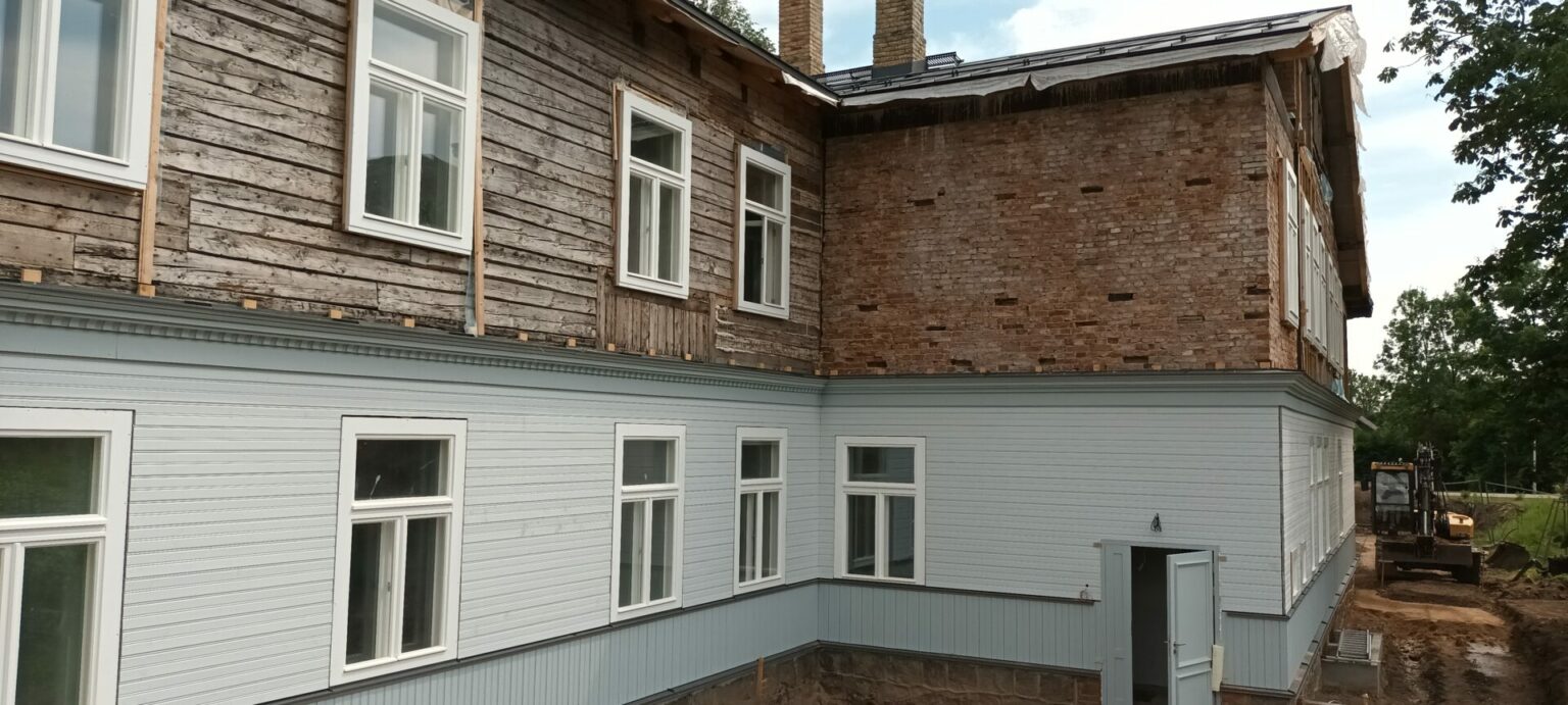Rūjienas bijušās slimnīcas ēka atjaunošanas procesā