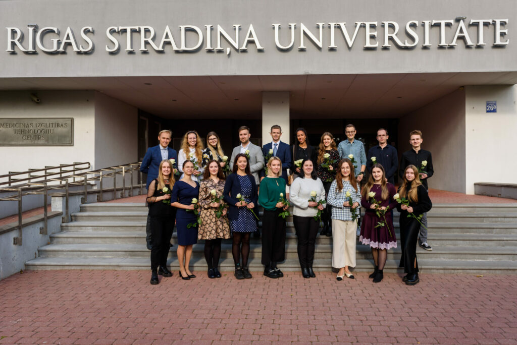 Pirmajā rindā: Arina Deņisova, Anna Jepifanova, Viola Daniela Kiseļova, Gaisma Gurska, Emīlija Bērziņa, Anastasija Dementjeva, Laura Sabīne Taurmane, Ilze Skrastiņa, Lauma Skarbinīka. Otrajā rindā: Kalvis Kaļva, Sindija Kezika, Katrīna Freimane, Agnis Saulītis, Ričards Kauliņš, Signija Betima Baranovska, Venija Kalniņa, Klāvs Adiņš, Nikita Kuzmins, Ralfs Roberts Zitāns. Foto: Gints Ivuškāns