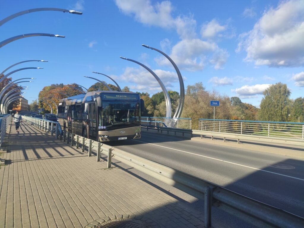 Jau nākamajā vasarā Valmieras pilsētas maršrutu autobusu tīklu papildinās divi elektroautobusi. Kopš 2020. gada Valmierā nozīmīgas pārmaiņas ir desmit dīzeļa – elektriskie hibrīdautobusi. Turpinot rūpēties par CO2 izmešu daudzumu samazināšanu, SIA “VTU Valmiera” pirmo reizi uzsāks pasažieru pārvadāšanu arī ar elektroautobusiem.