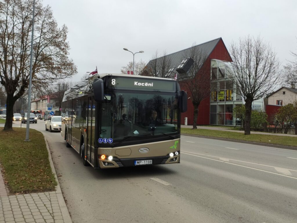 SIA “VTU Valmiera” informē, ka Latvijas Republikas proklamēšanas 104. gadadienā, 18. novembrī, braukšana Valmieras pilsētas maršrutu autobusos būs bez maksas. 18. novembrī pilsētas autobusi kursēs kā svētdienā.