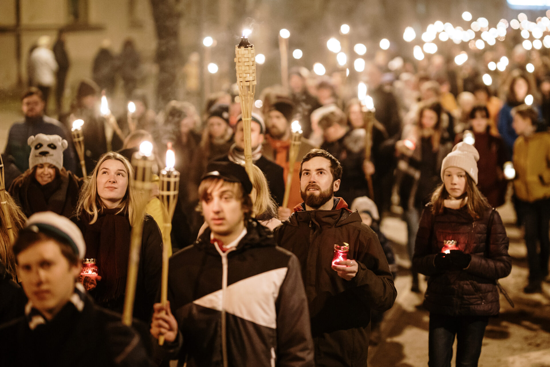 Cik gan skaists ir novembris! Kā nomoda brīdis pirms miega, robežšķirtne, kad tumsa ļauj ieraudzīt vairāk. Pieklusinātas krāsas, kailums, atvadoties no rudens pārbagātības un gaidot ziemas mieru, – viss tik šķietami neaizsargāts, ka arī cerība atklājas pārākajā pakāpē. Arī toreiz tā bija cerība par brīvu Latviju, kas iedvesmoja cīnīties, lai turpmākajos gados no paaudzes paaudzē nodotu mantojumu, stipru kā Lāčplēsi. Aicinām uz Lāčplēša dienas norisēm Valmieras novadā!