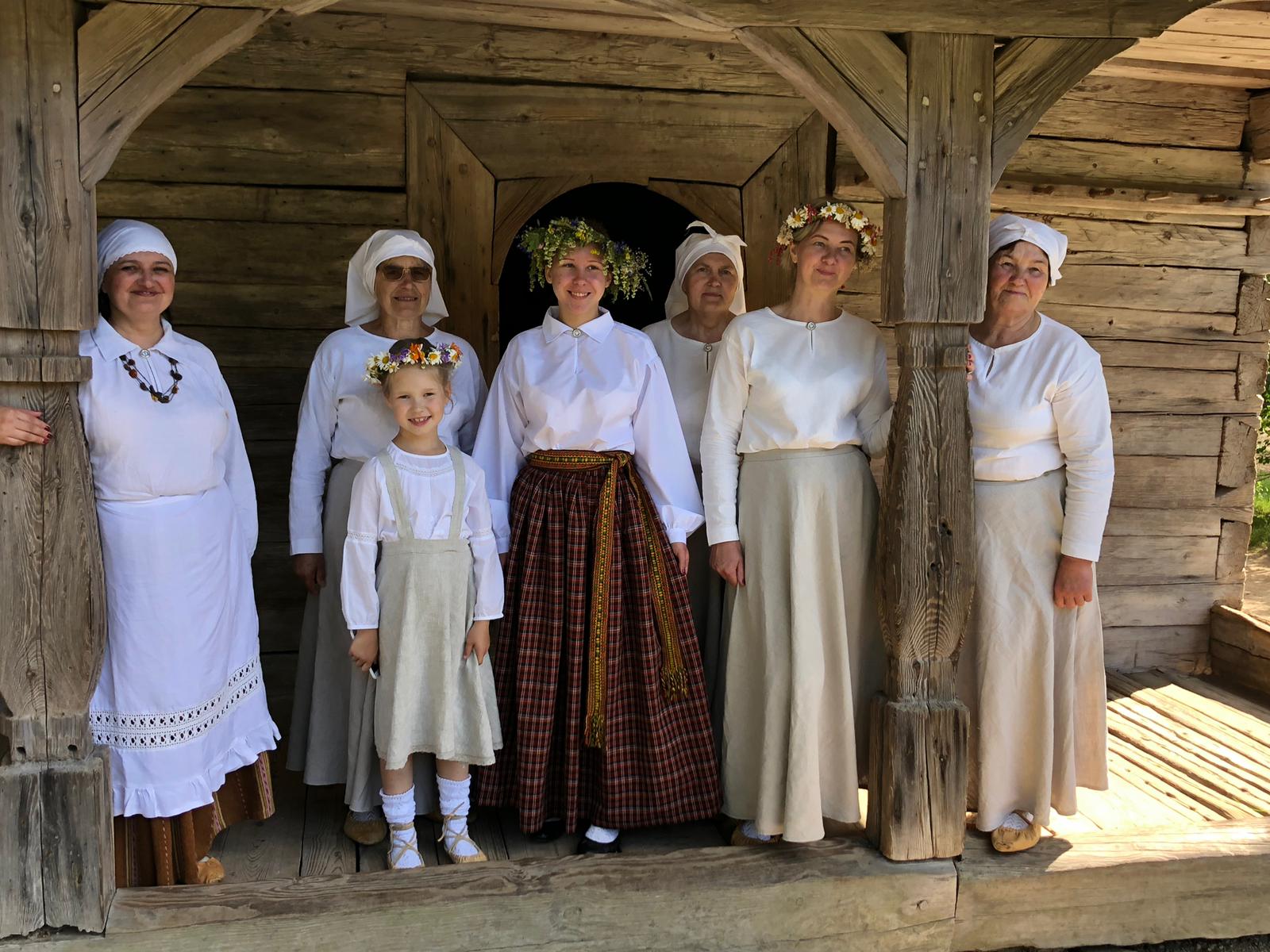 12.novembrī plkst. 16.00 Valmieras novada Sēļu muižā folkloras kopa “Sēlene” svinēs piecu gadu jubileju un ikvienu aicina uz svētku koncertu “Ko lustīgam padarīsi”. Viesosies kolektīvi no Valkas, Pušmucovas un Igaunijas pilsētas Kilingi-Nemme.