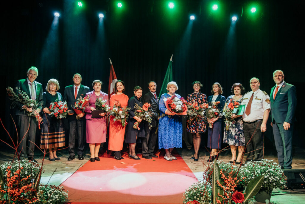 Sestdien, 19. novembrī, pirmo reizi kopš Valmieras novada izveidošanās svinīgā ceremonijā koncertzālē “Valmiera” tika pasniegti novada augstākie apbalvojumi “Valmieras novada Goda pilsonis” un “Valmieras novada Gada cilvēks”.