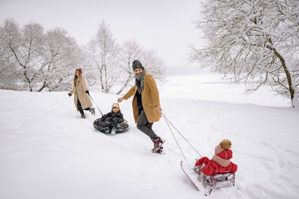 Ģimene ar bērniem ziemā