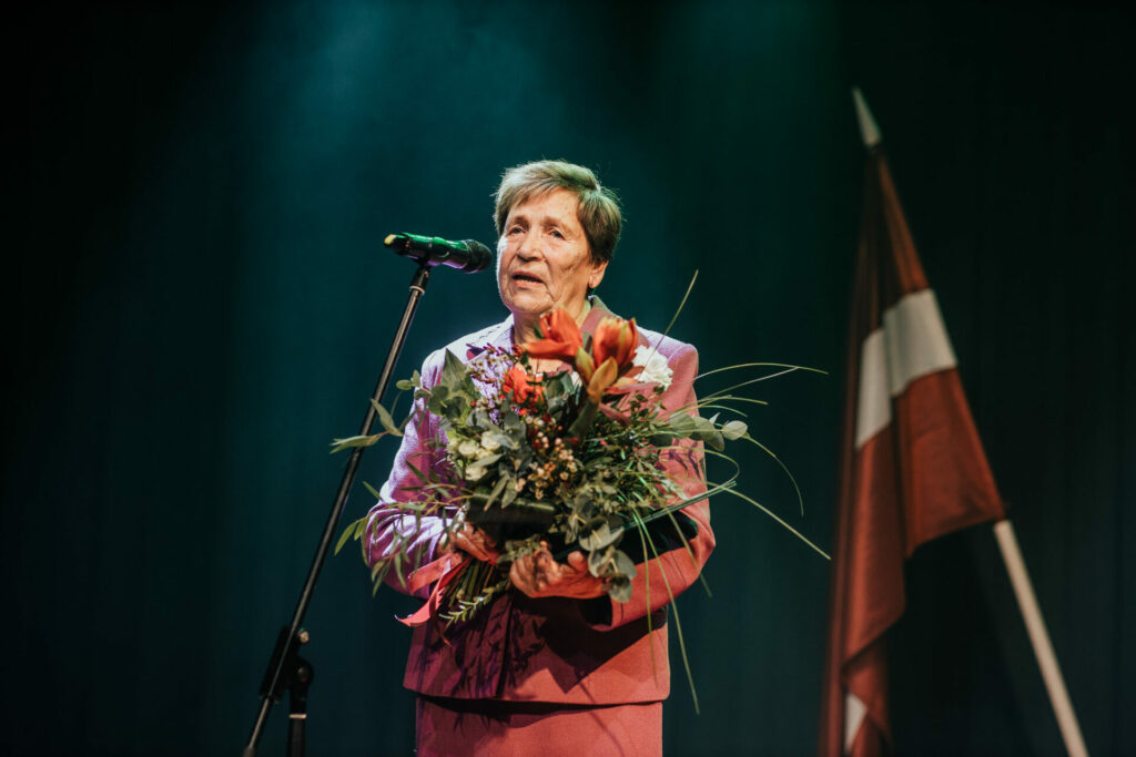 Viņā ir zemes spēks. Zemes, kurā dīgst, aug, mieru rod un atjaunojas. Zemes, kas griežas un kustas, kurā nemitīgi sākumi un turpinājumi. Kad viņa piekūst, viņa dodas ceļā. Kustībā muskuļi, domas un prāts. Kustībā zeme un cilvēks tajā. Viņā ir zemes spēks.