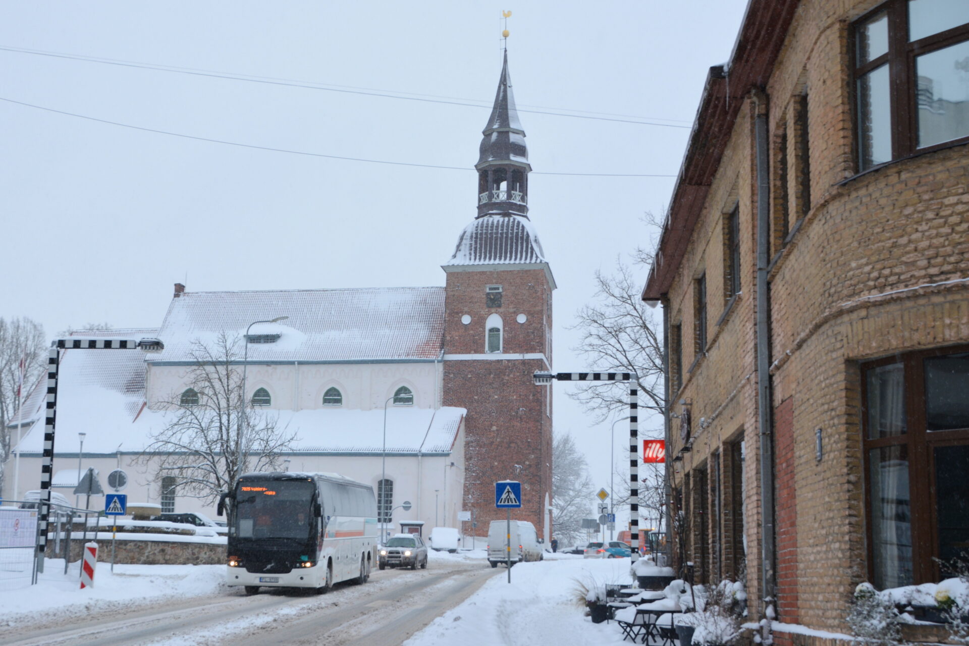 Sākot no 1. janvāra, pasažieru uzņemšana starppilsētu autobusos, kā arī izkāpšana vairs nebūs iespējama visās Valmieras pilsētas maršrutu autobusu pieturvietās, tādējādi pēc iespējas samazinot noslodzi pilsētas satiksmes plūsmā.