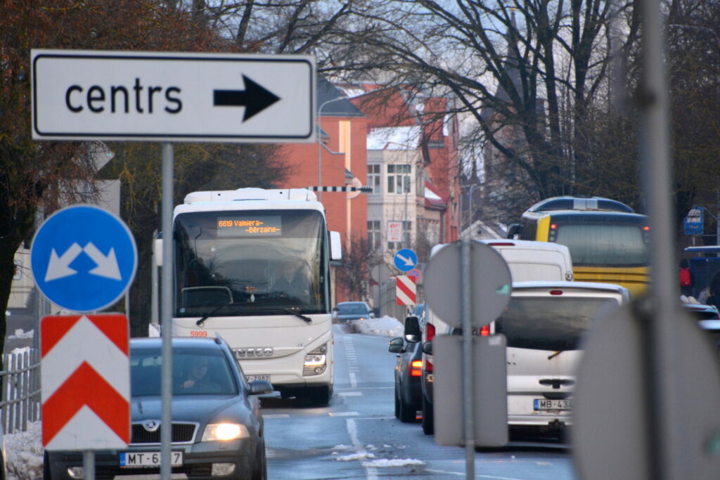 Autotransporta direkcija noslēgusi desmit gadu līgumu ar SIA “VTU Valmiera” par sabiedriskā transporta pakalpojumu nodrošināšanu maršrutu tīkla daļā “Valmiera, Valka, Smiltene”. Līgums stāsies spēkā 2024. gada 1. jūlijā. Līdz jaunā līguma sākumam pasažierus maršruta tīkla daļā Valmiera, Valka, Smiltene turpinās nodrošināt līdzšinējais pārvadātājs SIA “VTU Valmiera”.