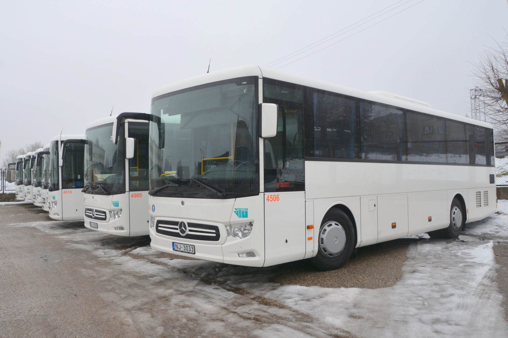 20.janvārī parakstītais līgums ar valsts SIA “Autotransporta direkcija”, kas paredz SIA “VTU Valmiera” arī turpmākos desmit gadus nodrošināt pakalpojumu maršrutu tīkla daļā “Valmiera, Valka, Smiltene”, nosaka arī jaunu autobusu iegādi. 26. janvārī valsts SIA “Autotransporta direkcija” komisija pārbaudīja astoņu jauno Mercedes Benz autobusu atbilstību konkursa un līguma prasībām.