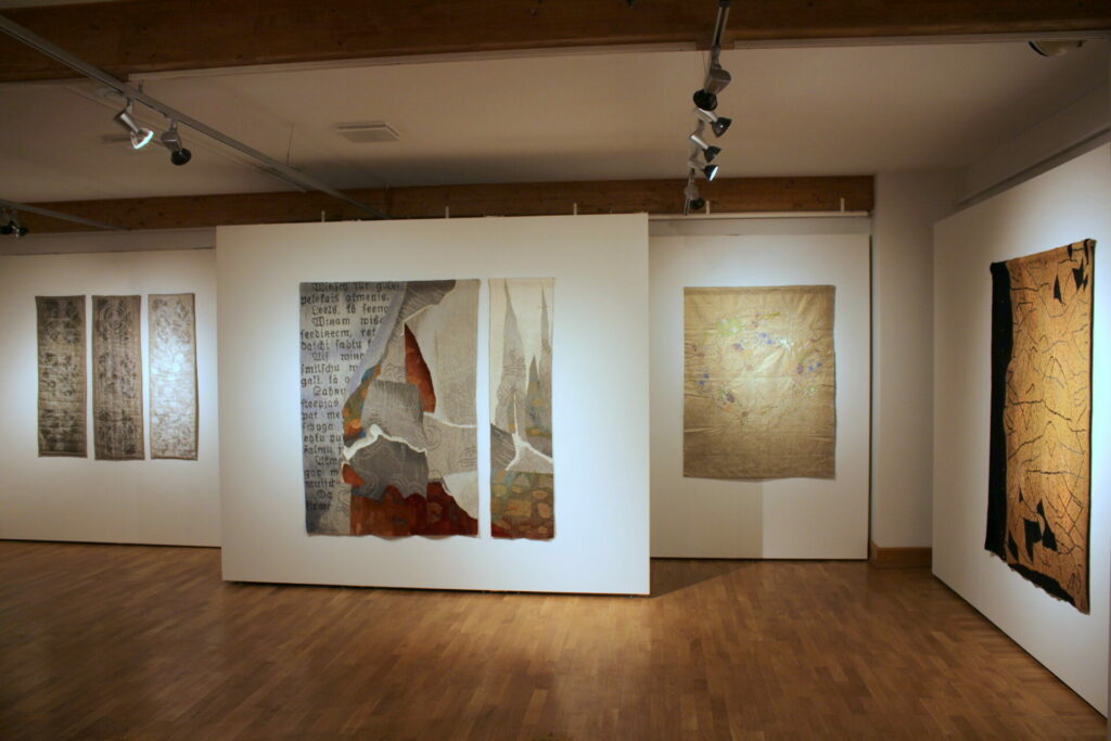 Valmieras muzeja Izstāžu namā 6. janvārī plkst. 16.00 atklās tekstilmākslinieces Ainas Muzes personālizstādi “Bezgalīgais pavediens”.