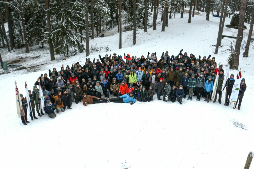 Nometnes "Baltais vilks 2023" dalībnieku kopbilde (foto: Uldis Jansons)