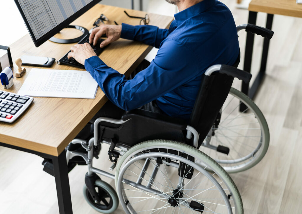 Darba devējiem, kuri nodarbina cilvēkus ar invaliditāti, NVA piedāvā darba vietas pielāgošanas pakalpojumu