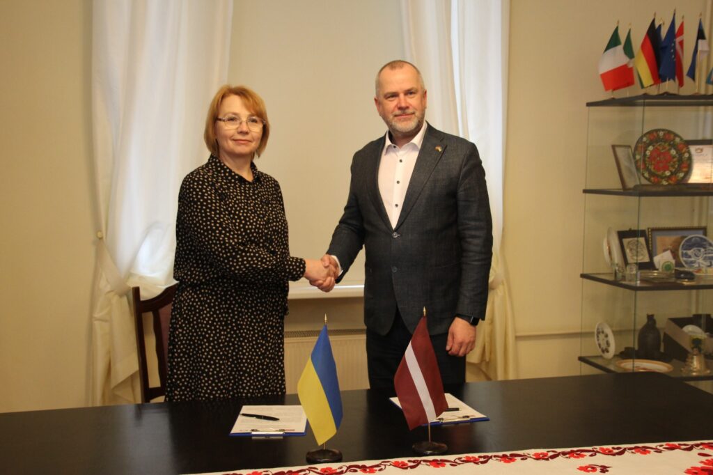 Valmieras novada pašvaldība paraksta partnerības memorandu ar Ukrainas mazo pilsētu asociāciju