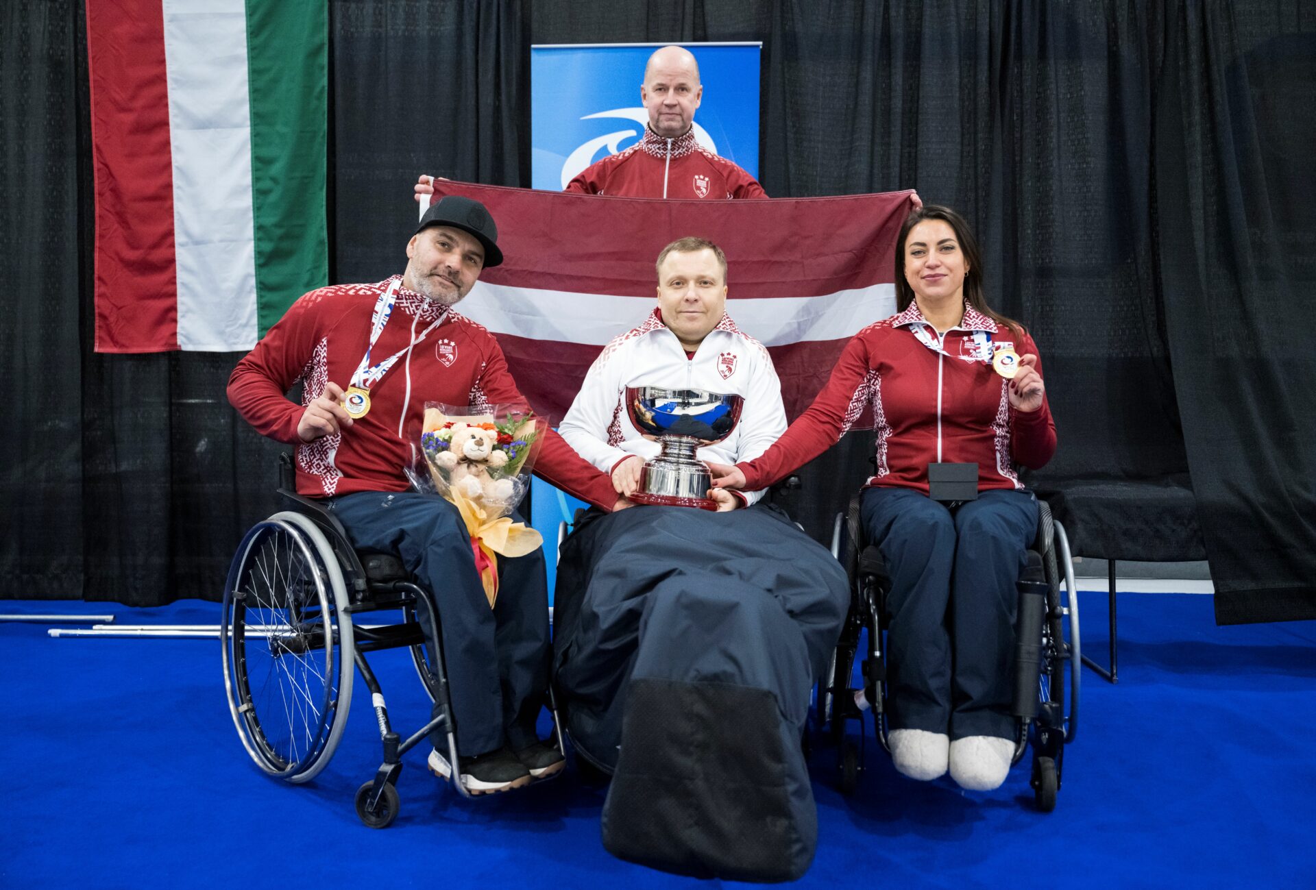 1. rindā no kreisās puses: Agris Lasmans, Aleksandrs Dimbovskis, Poļina Rožkova. 2. rindā: Erki Lills (foto: WCF/Cheyenne Boone)