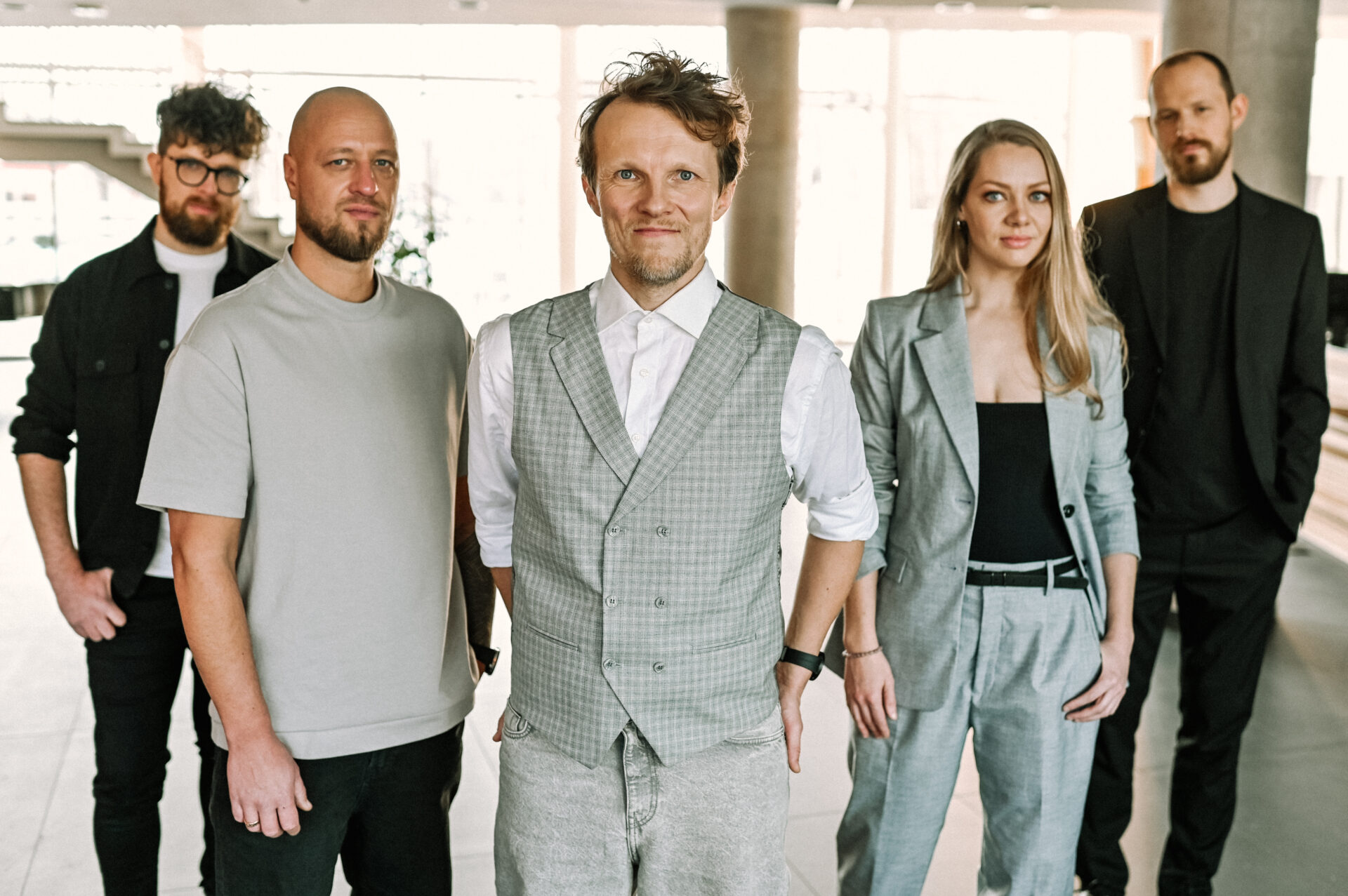 Grupa The Sound Poets atsākusi aktīvus mēģinājumus, gatavojoties pavasara akustiskajai koncertsērijai par godu jaunākajam albumam “Pie vienas uguns”. Grupa iemūžinājusi video akustiskās versijas dziesmām “Kaut kur starp planētām” un “Skārienjūtīgs”. 28.aprīlī koncerts būs arī koncertzālē “Valmiera”.