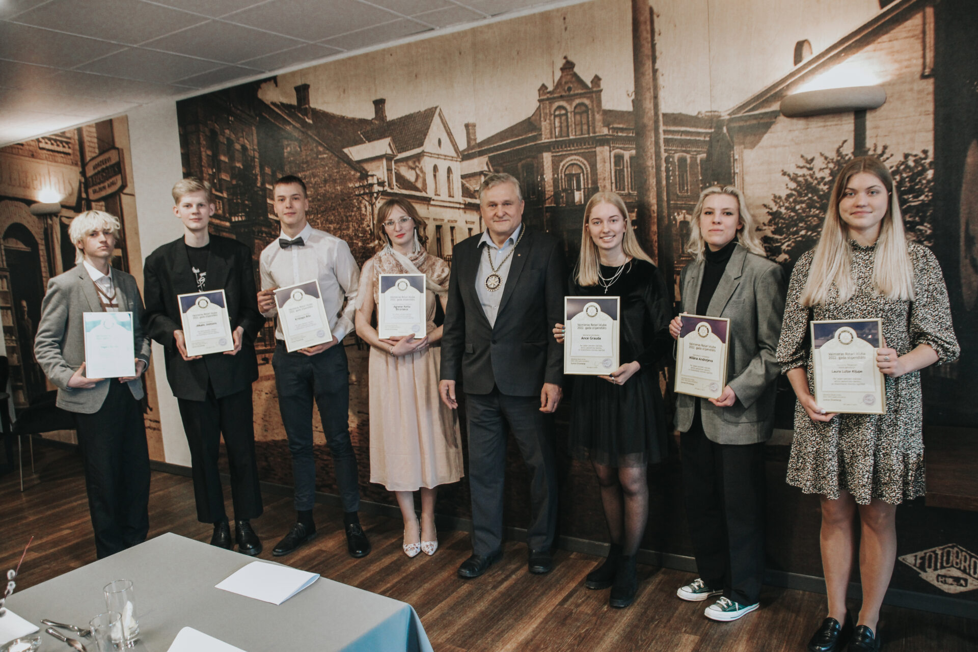 Foto no kreisās: Ingars Reinis, Jēkabs Jostsons, Kristaps Bišs, Agnese Keita Birzniece, Guntars Štrombergs, Ance Grauda, Milāna Andrejeva, Laura Luīze Kiļupe.