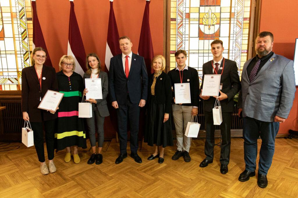 No kreisās puses: Sintija Beitāne, Agita Zariņa-Stūre, Madara Senkāne, Edvards Smiltēns, Irma Kalniņa, Dāvis Emīls Zīle, Kristiāns Priedītis, Jānis Skrastiņš