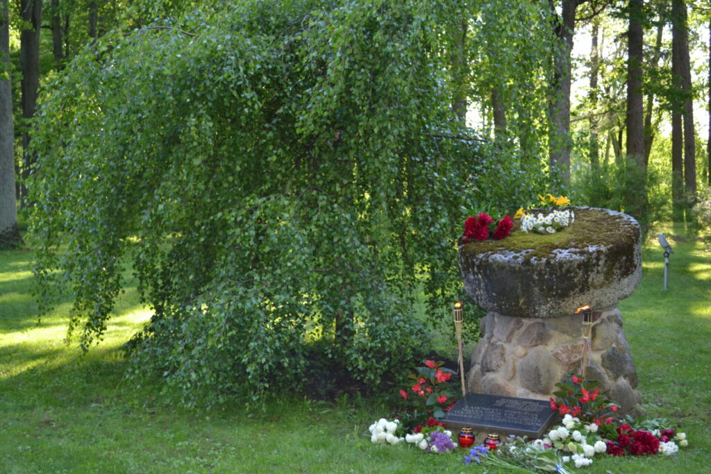 Piemiņas vieta pie Jērcēnmuižas