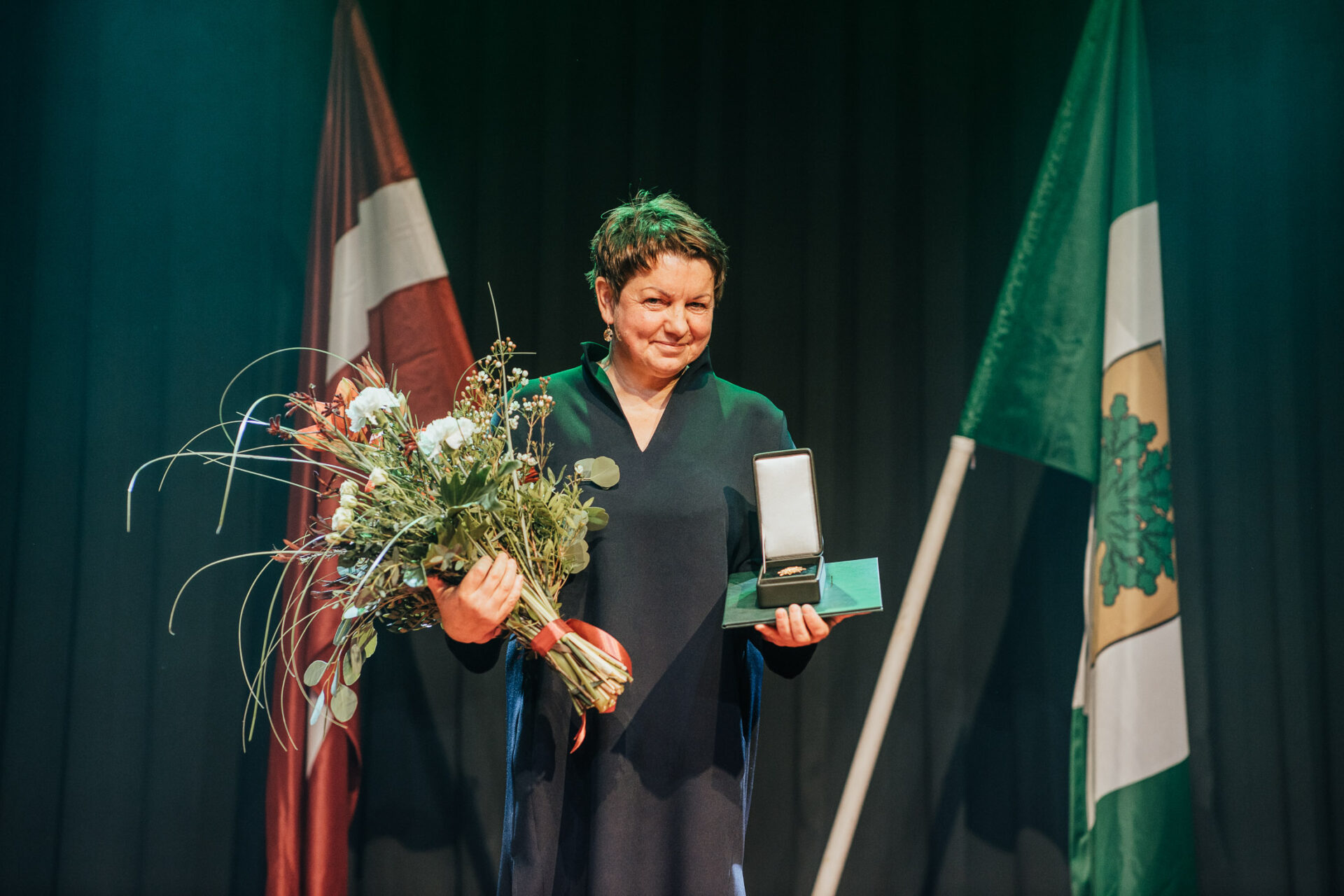 Viņa zina īstumu un beznosacījuma mīlestību. Ķepas un mīļās acis metas pretī tā, it kā būtu pagājusi mūžība kopš satikšanās, dāvina zariņu kā lielāko dārgumu. Siltais kamoliņš pieglaužas, atpogājot visas oderes, – baiļu, neziņas, skumju, nesaprašanas. Visu redz mīļās acis. Un mēs tajās sevi bez oderes. Viņa zina īstumu un beznosacījuma mīlestību. 19.novembrī Valmieras novada pašvaldības apbalvojumu “Valmieras novada Goda pilsonis” saņēma kanisterapijas speciāliste, kinoloģe Ingūna Tihomirova.