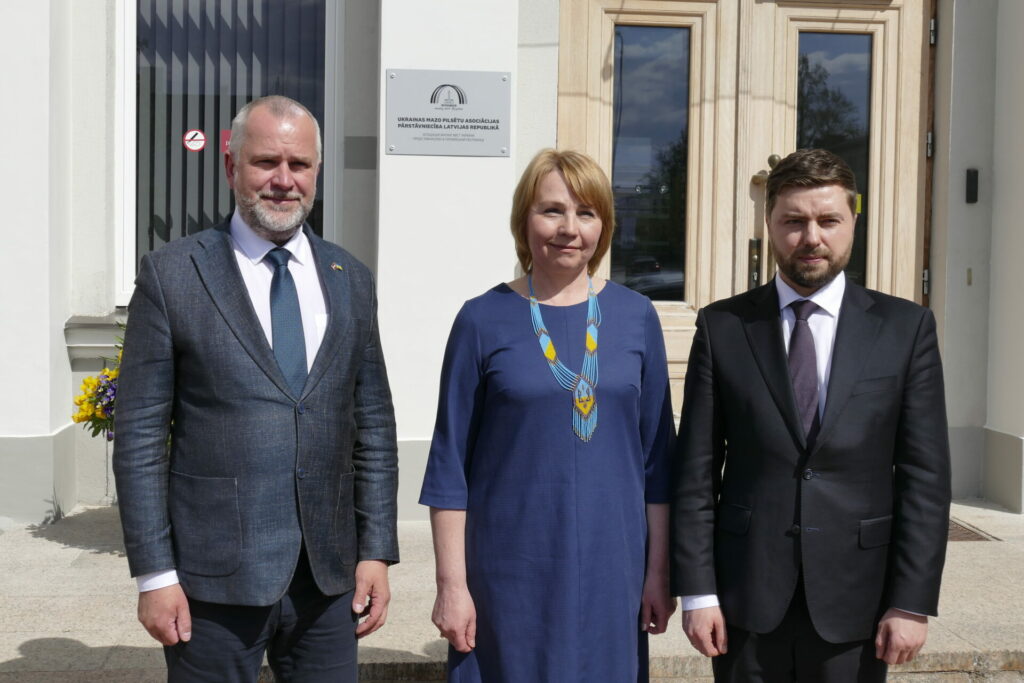 Valmierā atklāta Ukrainas Mazo pilsētu asociācijas pārstāvniecība Latvijas Republikā