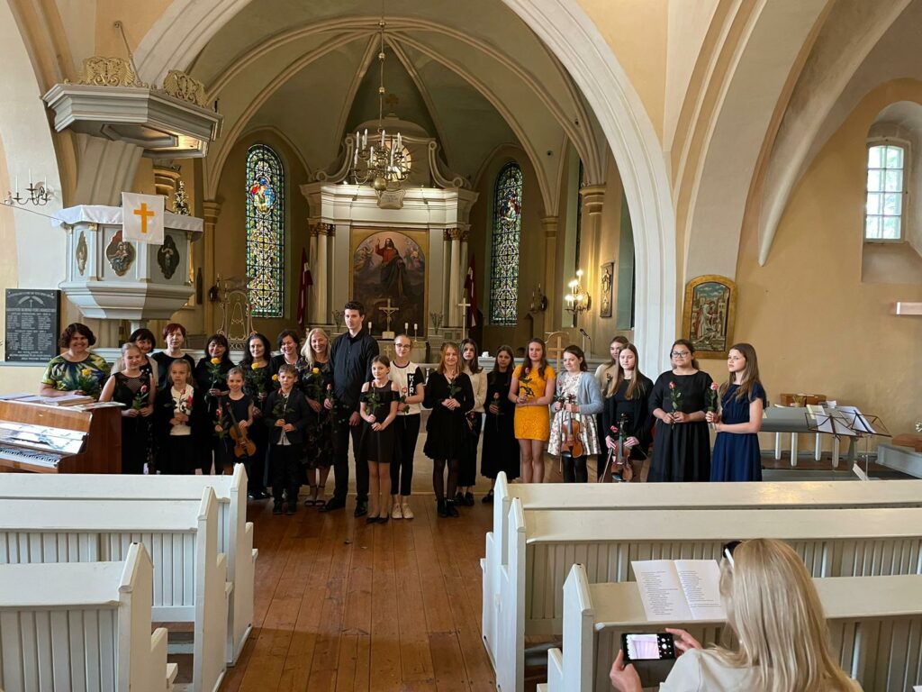 Valmieras Mūzikas skolas stīgu orķestra koncerts Valmieras Sv.Sīmaņa baznīcā