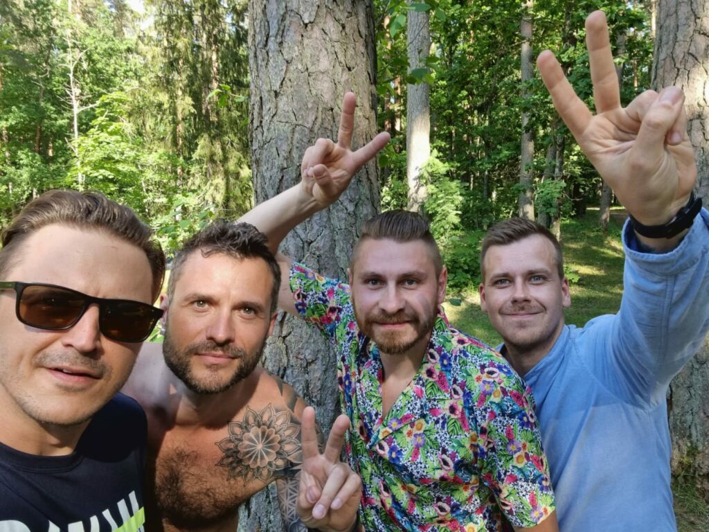Valmiera nevar lepoties ar lielu skaitu rokgrupu, bet tās, kas ir, tiek pienācīgi atbalstītas. Pirms 22 gadiem dibinātā grupa “Age of Stones” joprojām turpina radīt jaunus skaņdarbus, bet viņu koncertus valmierieši ir gatavi apmeklēt jebkurā Latvijas pilsētā, turklāt katra koncerta beigās pieprasot nodziedāt Valmieras neoficiālo himnu. Kas ir “Age of Stones” un kādas ir viņu attiecības ar špagatu?