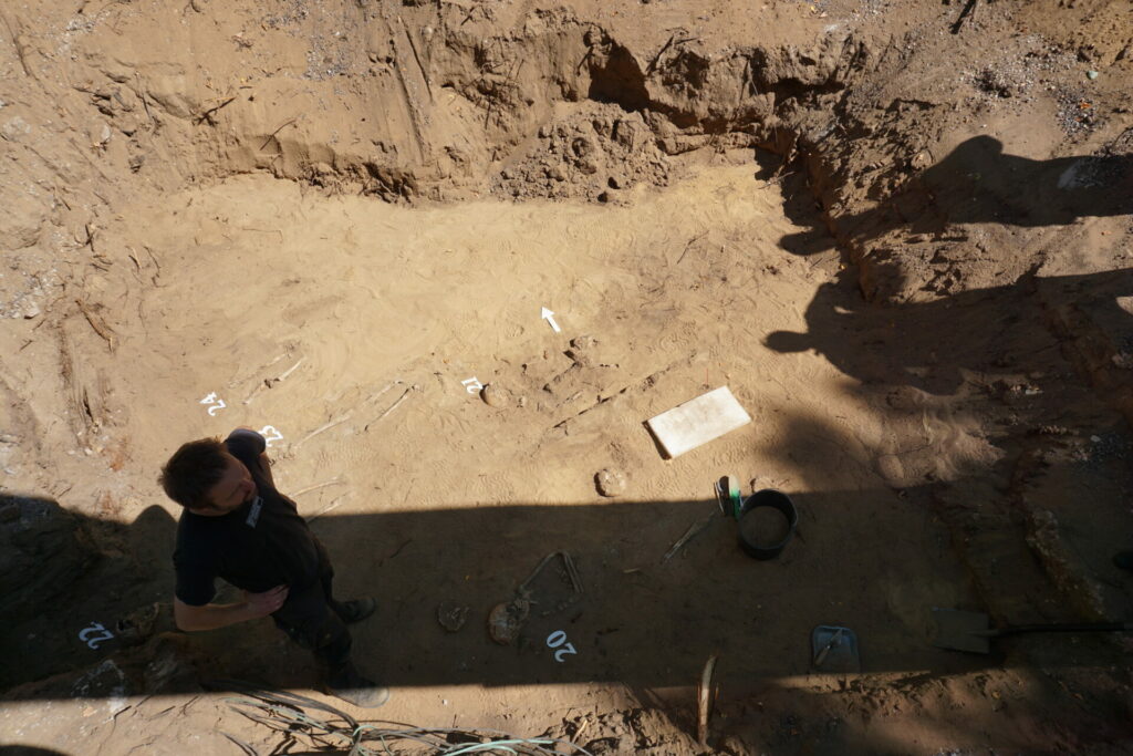 arheologi ir atraduši 24 cilvēku apbedījumus, kas saistāmi ar 17. gadsimta kapsētu. Pie apbedījumiem atrastas arī dažas monētas, saktas zosla, arī zārku naglas.