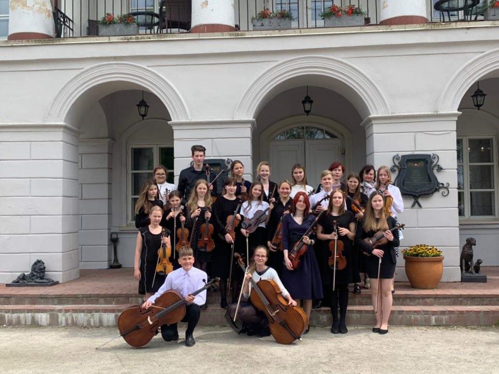 Katru gadu, tuvojoties vasaras brīvlaikam, Valmieras Mūzikas skolas Stīgu orķestrī liela rosība. Orķestra dalībnieki aktīvi gatavojas festivālam, lai mūzikā satiktos ar saviem lietuviešu un igauņu draugiem. Trīs dienas, no 2. līdz 4.jūnijam, Valmieras Mūzikas skolas Stīgu orķestris piedalījās X Baltic String orchestra festivālā Panevēžos Lietuvā.