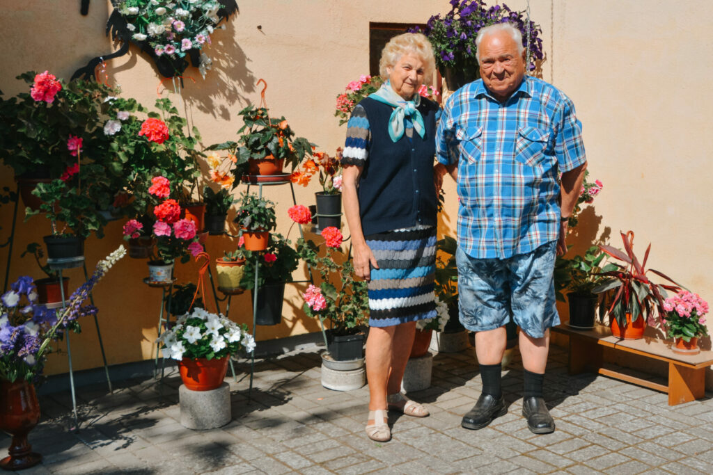 Augustā valmierieši Vija un Ojārs Gustsoni svinēs Dimanta kāzas – laulībā aizvadīti 60 gadi. Augustā būs vēl kāda nozīmīga 60 gadu jubileja – tik ilgu laiku Ojārs ir Valmieras Kultūras centra vīru kora “Imanta” dalībnieks. Jūlijā abi būs XXVII Vispārējos latviešu Dziesmu un XVII Deju svētkos – Ojārs dziedās, bet Vija kopā ar citiem tautas lietišķās mākslas meistariem izrādīs savu brīnišķīgo roku darbu. Šī būs jau 15. reize, kad Ojārs kā korists piedalīsies Dziesmu svētkos, ar šo īpašo notikumu apaļo jubileju gadā liekot skaistu punktu kordziedāšanai.