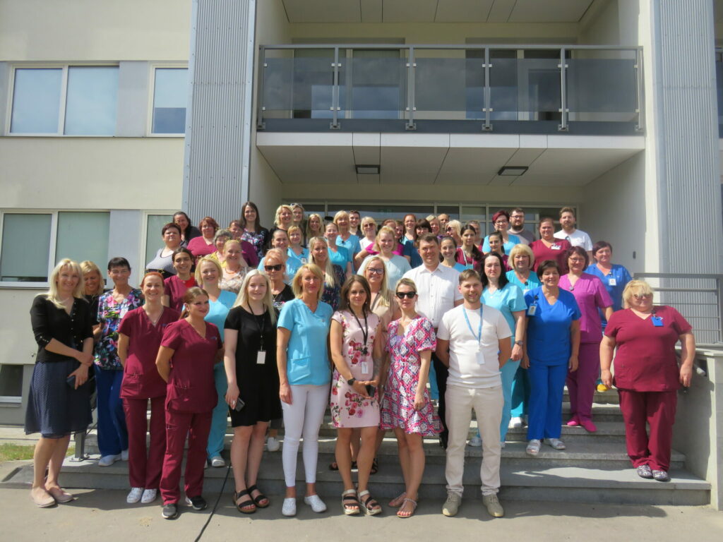 Godinot slimnīcas vairāk nekā 700 cilvēku lielo personālu, kas ikdienā sniedz palīdzību daudziem cilvēkiem, un atzīmējot Medicīnas darbinieku dienu, slimnīcā tika organizētas foto orientēšanās sacensības ar svinīgo koncertu darba dienas noslēgumā.