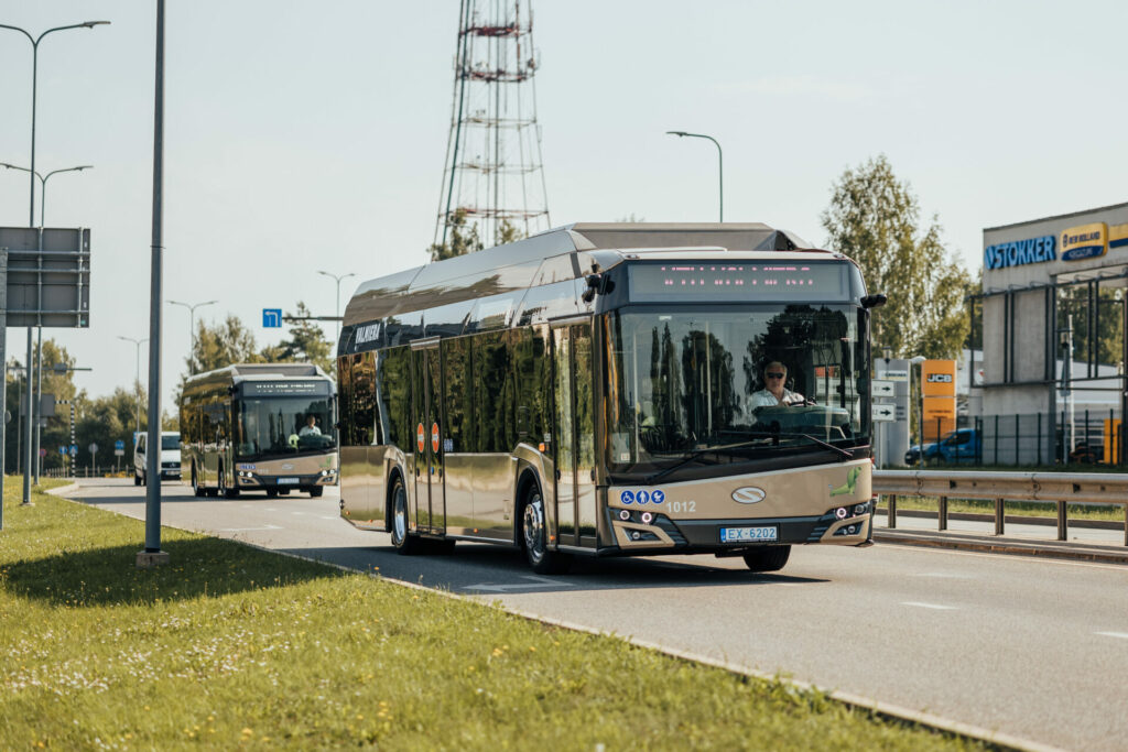 Trešdien, 16. augustā, prezentēti divi Valmieras jaunie elektroautobusi. Tas ir nozīmīgs jaunums Valmieras sabiedriskā transporta nodrošinājumā – SIA “VTU Valmiera” pirmo reizi sāks pasažieru pārvadāšanu ar elektroautobusiem.
