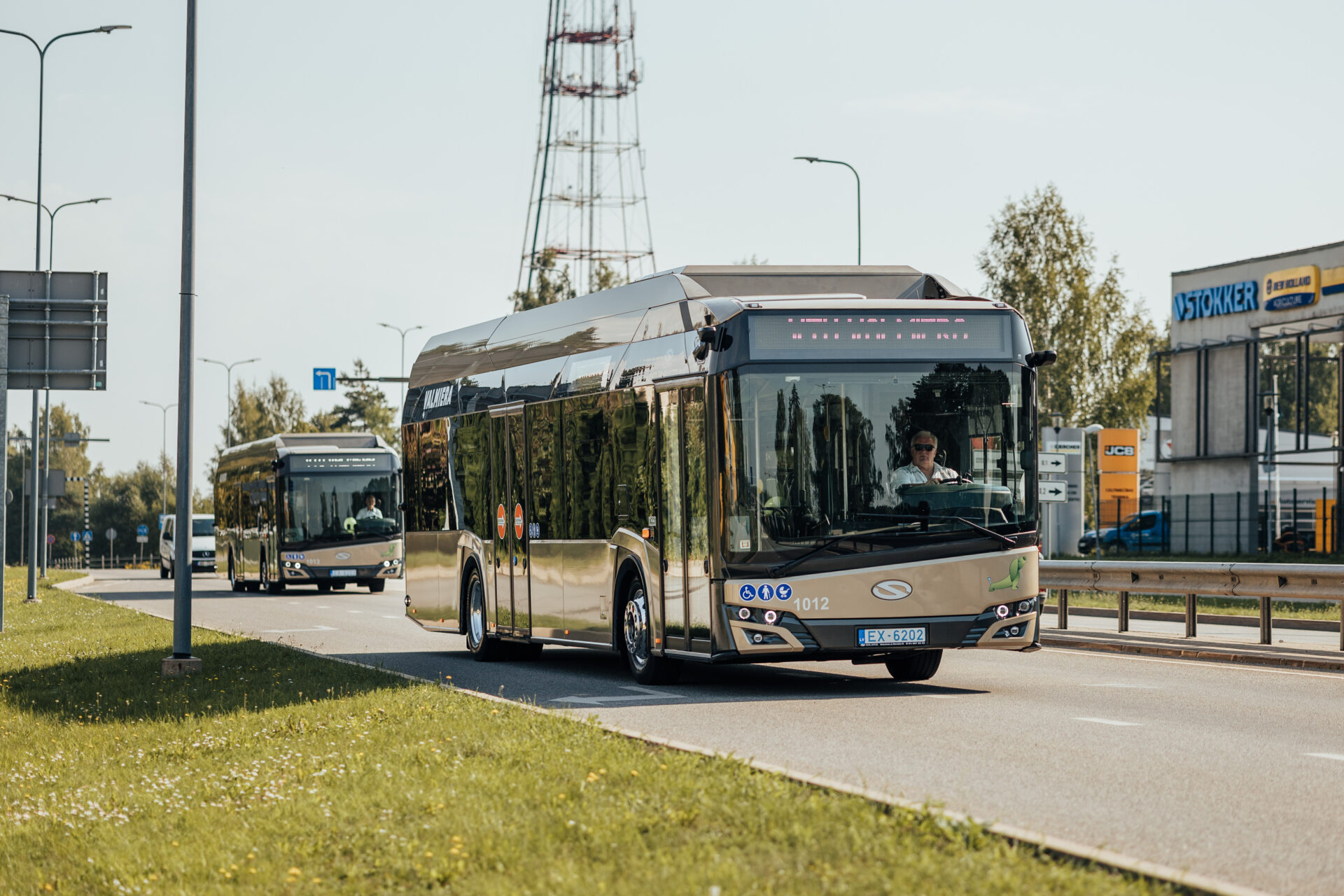 Trešdien, 16. augustā, prezentēti divi Valmieras jaunie elektroautobusi. Tas ir nozīmīgs jaunums Valmieras sabiedriskā transporta nodrošinājumā – SIA “VTU Valmiera” pirmo reizi sāks pasažieru pārvadāšanu ar elektroautobusiem.