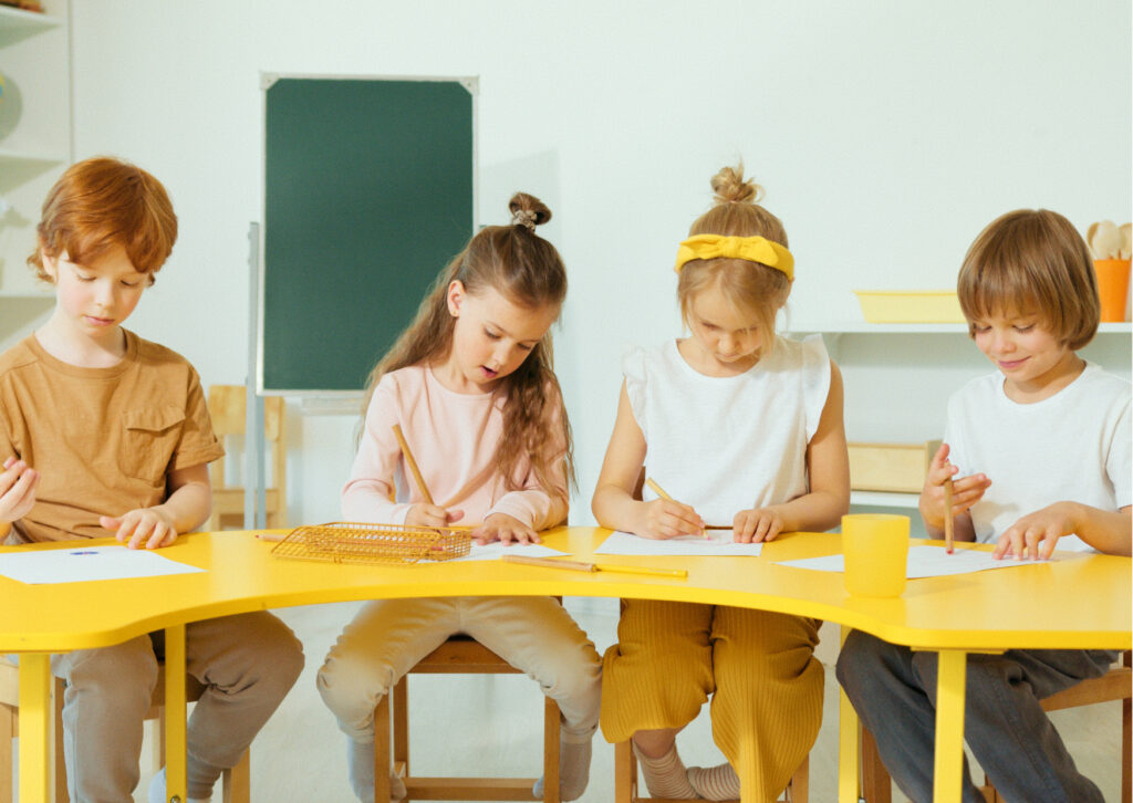 Skolēni sēž pie mācību galda