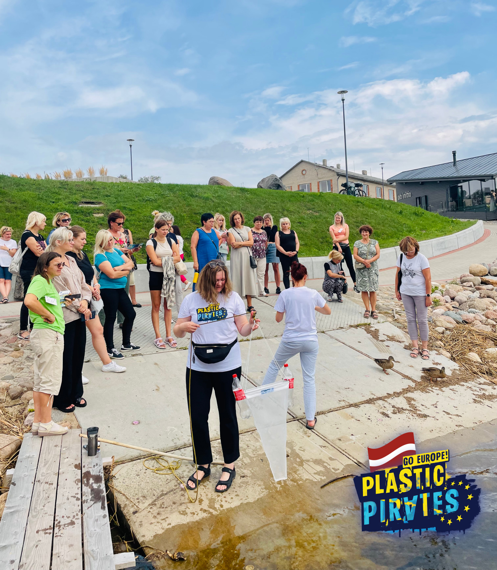 Pētījuma process,attēlots rīks, lai vāktu plastmasu ūdenī.