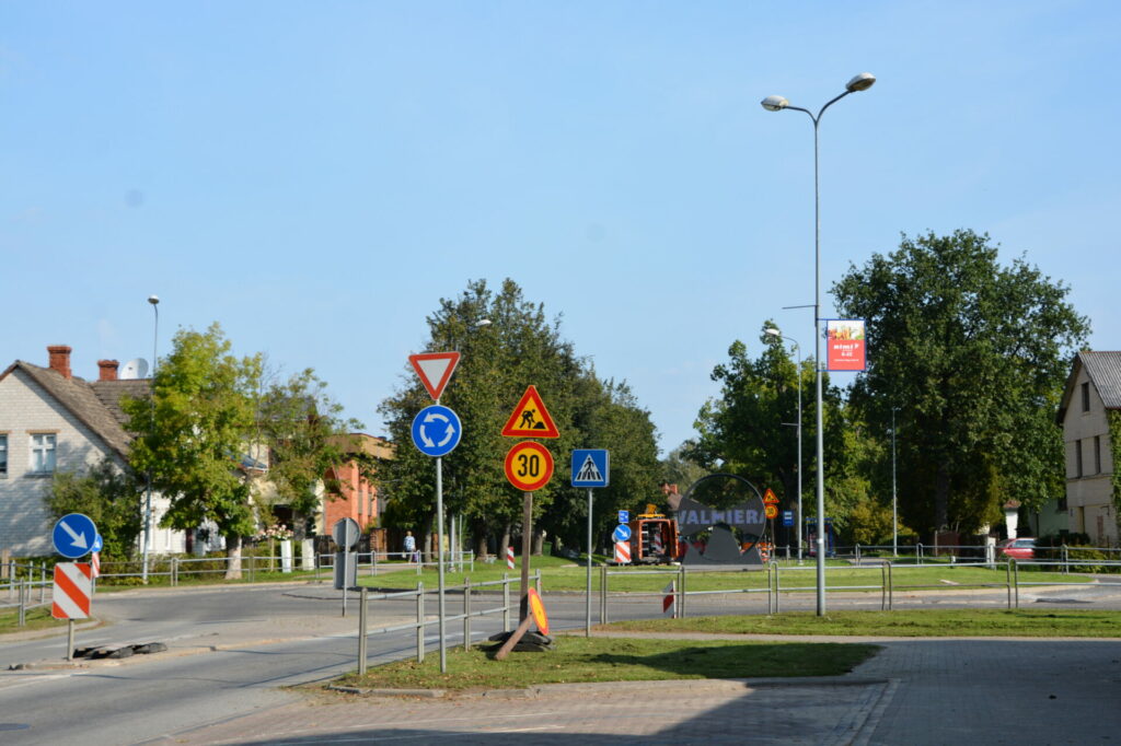 13.septembrī no plkst.20.00 līdz 2.00 Valmierā pārbūves darbu dēļ satiksmei tiks slēgts Tērbatas ielas rotācijas aplis. Tādējādi Brīvības ielā būs slēgta Valmieras pilsētas maršrutu autobusu satiksme (uz pieturvietu “Jāņa Daliņa stadions”). Reģionālo maršrutu autobusi nekursēs gar tirgu, bet gan pa Kārļa Baumaņa ielu.