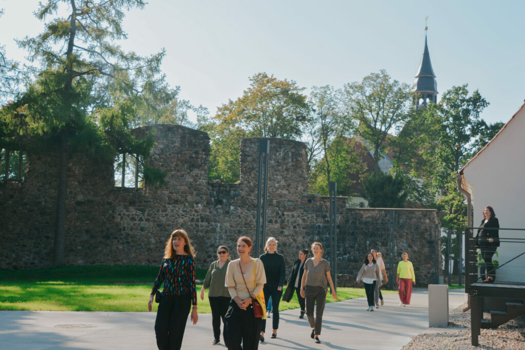 2023.gadā Latvijas Muzeju biedrība sadarbībā ar Latvijas Bibliotekāru biedrību un UNESCO Latvijas Nacionālo komisiju īsteno UNESCO Līdzdalības programmas projektu par ilgtspējīgas attīstības mērķu lokalizēšanu bibliotēkas un muzejos. 28. septembrī projekta partneri tikās Valmierā.