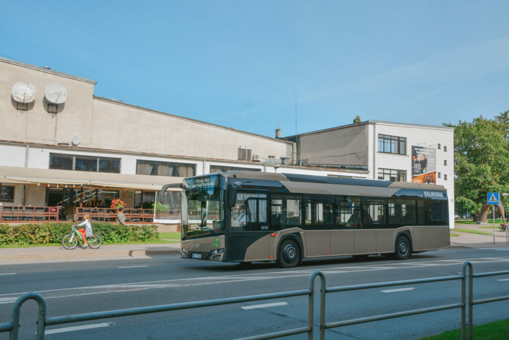 SIA “VTU Valmiera” informē, ka, atsaucoties iedzīvotāju ierosinājumiem un padarot ērtāku bērnu un jauniešu nokļūšanu uz Valmieras Gaujas krasta vidusskolas – attīstības centra pirmsskolas izglītības iestādi Jumaras ielā 9 un Valmieras Dizaina un mākslas vidusskolu Purva ielā 12, no 1. oktobra mainīs Valmieras pilsētas maršrutu autobusu kustības sarakstus, gan mainot autobusu kursēšanas laikus, gan atklājot jaunus reisus.