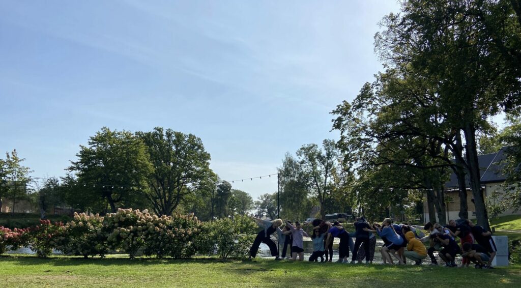 Trešdien, 13. septembrī, plkst. 17.30 pie Kocēnu Kultūras nama ikviens aicināts uz izrādi “Gribu būt redzams”.