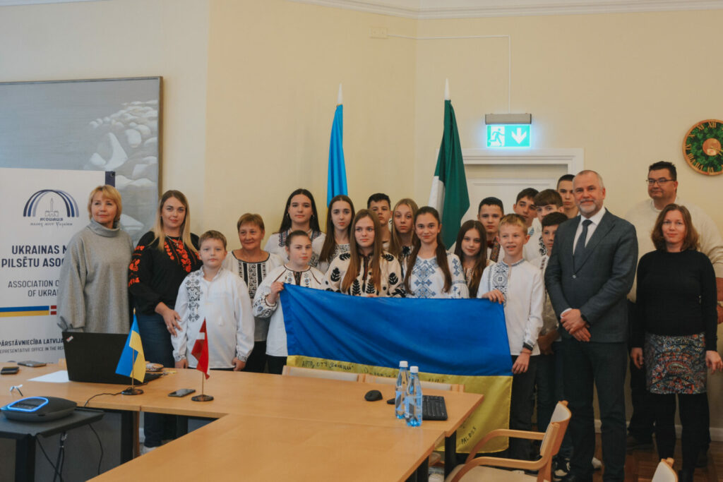 No 22. līdz 28. oktobrim Valmieras novadā norisinājās nometne, kurā piedalījās 16 bērni no Ukrainas pilsētas Čortkivas. Nometnes mērķis bija iepazīt izglītības iestāžu, tostarp interešu izglītības, piedāvājumu Valmieras novadā, kā arī apskatīt un izmēģināt piedāvāto sporta infrastruktūru. Nometnē piedalījās bērni, kuru vecāki aizstāv Ukrainas neatkarību Krievijas sāktajā karā Ukrainā.