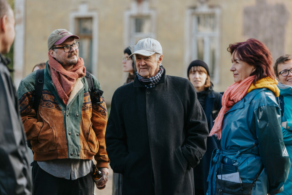 Valmierā atklāta Latvijas Laikmetīgās mākslas centra (LCCA) un Valmieras novada pašvaldības organizētā izstāde "Pretrunu pilns zīmējums ar gaišredzības iezīmēm", kurā astoņi Latvijas mākslinieki reflektē par un mijiedarbojas ar Māra Bišofa daiļradi. Līdz 10. novembrim izstāde apskatāma Valmieras pilsētvidē – no ēku sienām un jumtiem līdz pat veikalu plauktiem.