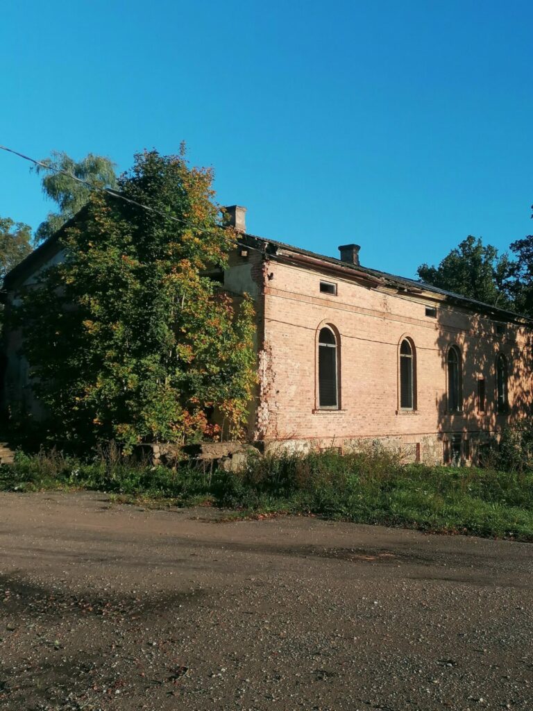 Valmieras novada pašvaldība 26. oktobra domes sēdē lēmusi par Dutkas muižas (kādreizējā Dutkas kultūras nama) ēkas demontāžu.