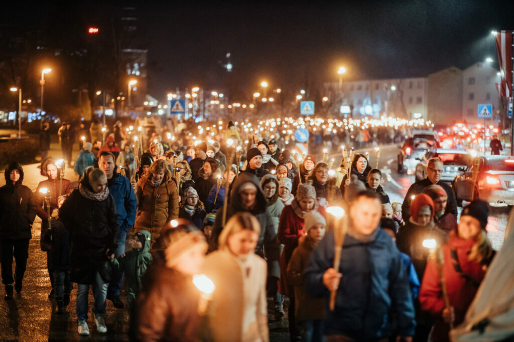 Gaisma par cerību, par drosmi, par ticību, par brīvu Latviju. Gaisma pie gaismas kā baltums karogā, no abām pusēm cilvēku siržu sargāts. Aicinām uz Lāčplēša dienas norisēm Valmieras novadā!