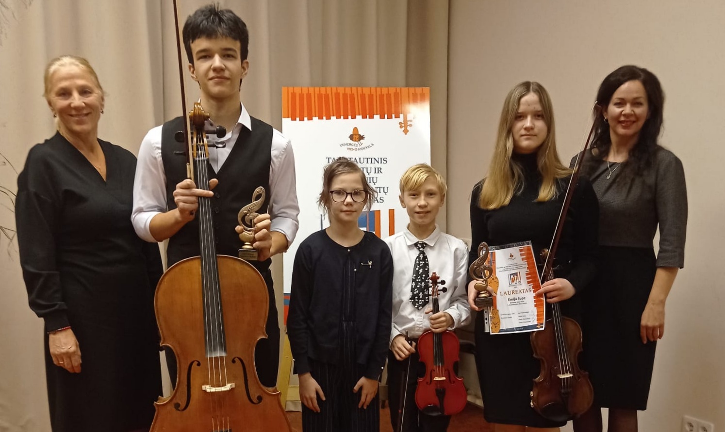 Sniegotā 24.novembra dienā četri jaunie Valmieras Mūzikas skolas mākslinieki direktores, skolotāju un koncertmeistaru pavadībā devās uz Lietuvas pilsētu Ukmerģi, lai piedalītos konkursā 