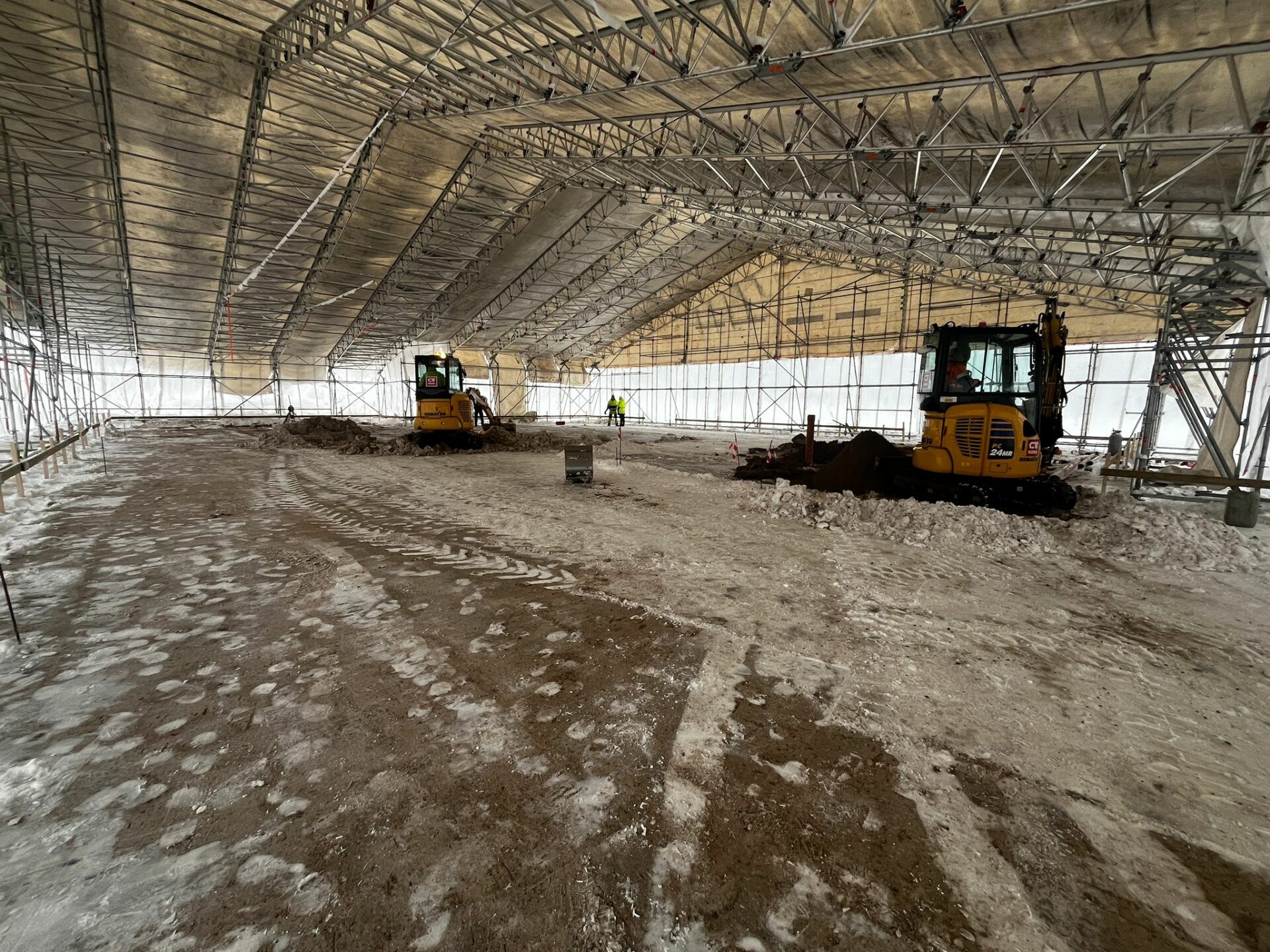 Arī ziemas periodā Rietekļa ielā 1, Valmierā turpinās jaunas AS “Valmieras enerģijas”  šķeldas katlumājas būvniecības darbi, lai siltumenerģijas ražošana no jaunā siltumavota varētu tikt nodrošināta jau 2024./2025. gada apkures sezonā.