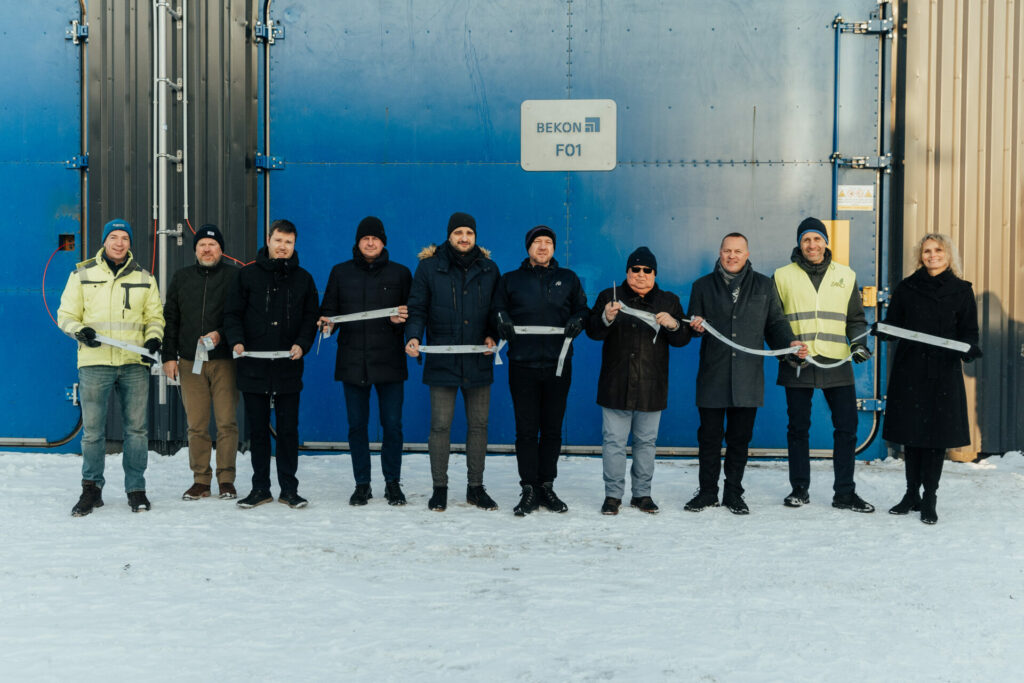 8. decembrī aprites ekonomikas centrā “Daibe” atklāti infrastruktūras objekti – 4. atkritumu krātuve, infiltrāta attīrīšanas iekārtas, pievedceļš, bioloģiski noārdāmo atkritumu pārstrādes rūpnīca “Daibe”, kā arī ražošanas ēka.