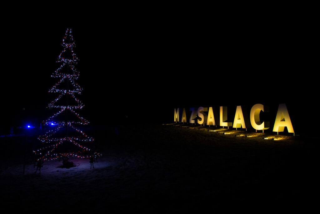Pirmajos Ziemassvētkos, 25. decembrī, aicinām uz Ziemassvētkiem Mazsalacā, lai piedzīvotu mieru, sirsnību un sirds siltumu.